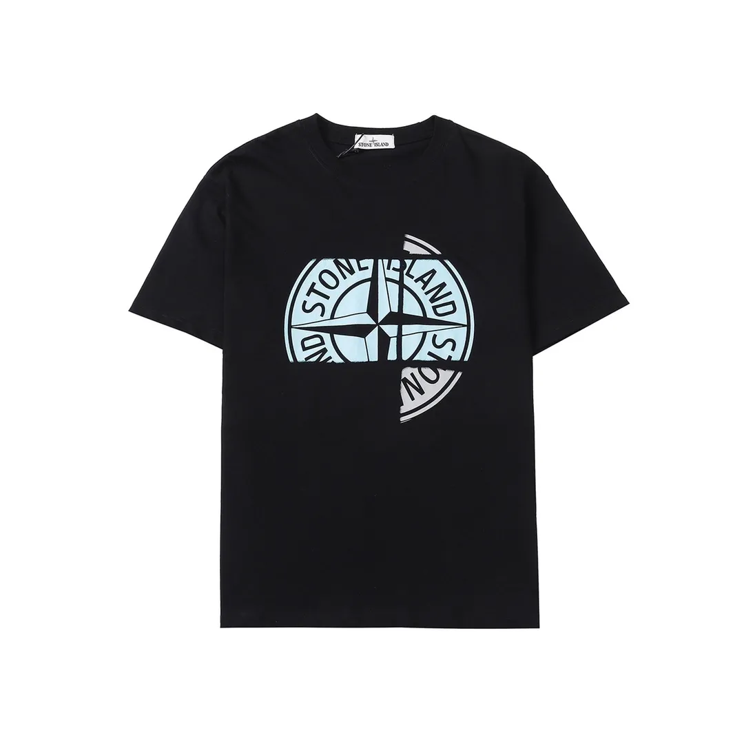 W617#P110💰 [Stone lsland/Stone Island summer new short-sleeved T-shirt with broken big compass print on the chest] ⚠ ️[Original creation, high control of details] Made of 260 grams of combed cotton, 32 count double yarn, soft and comfortable to the touch, sweat-absorbent and breathable. -Simple basic and versatile style, original quality, the first choice for couples. -Made in a large factory, four needles and five threads on the shoulder, neat routing, high quality workmanship. -Same style for men and women, very versatile, one piece for everyone, details are clearly visible. Color: Black White Size: M L